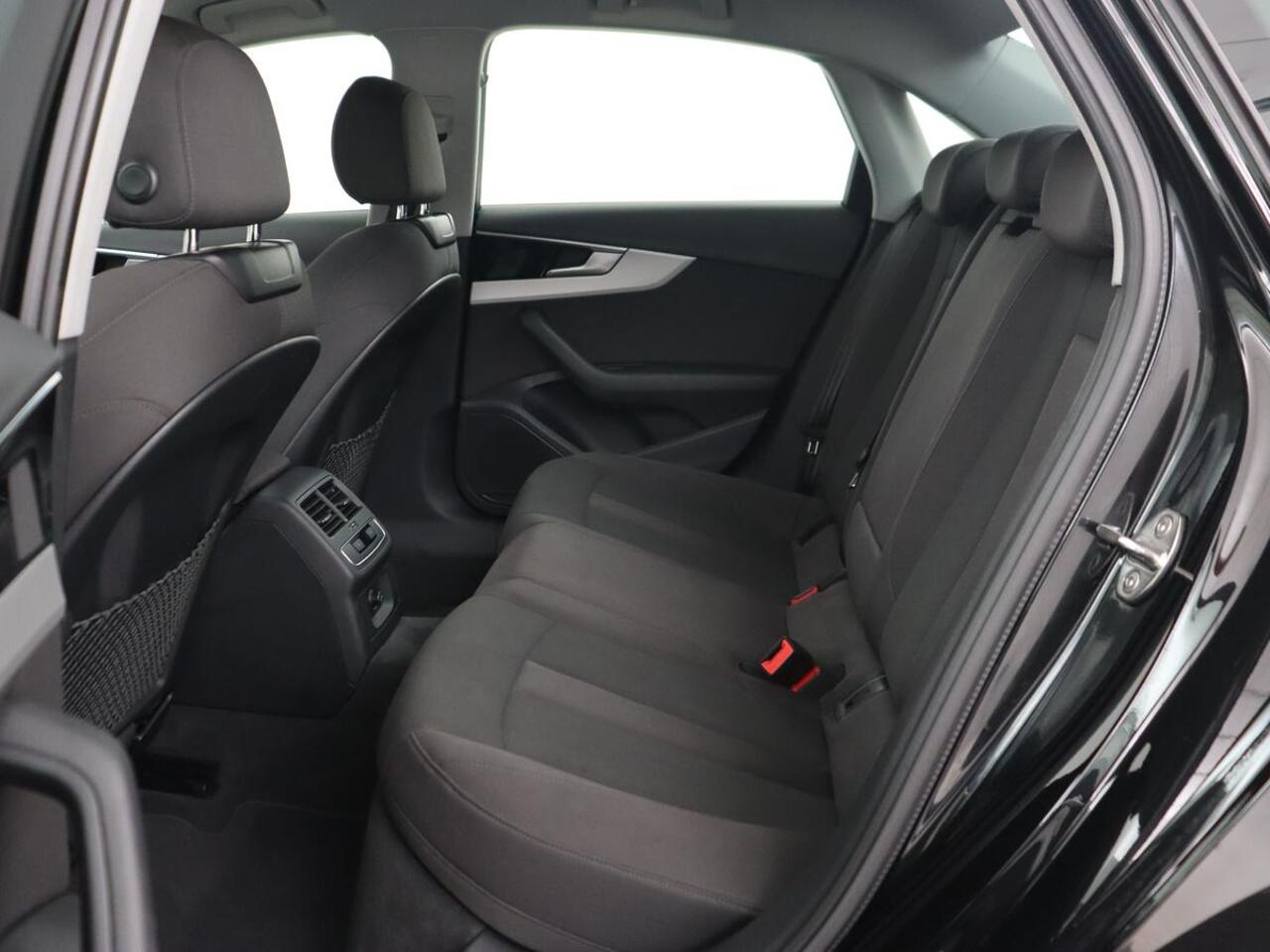 Audi A4 35 TFSI Business Edition | Stoelverwarming | Virtual Cockpit | Carplay | Full LED | DAB | Climate control | Parkeerhulp | Cruise control | Bluetooth