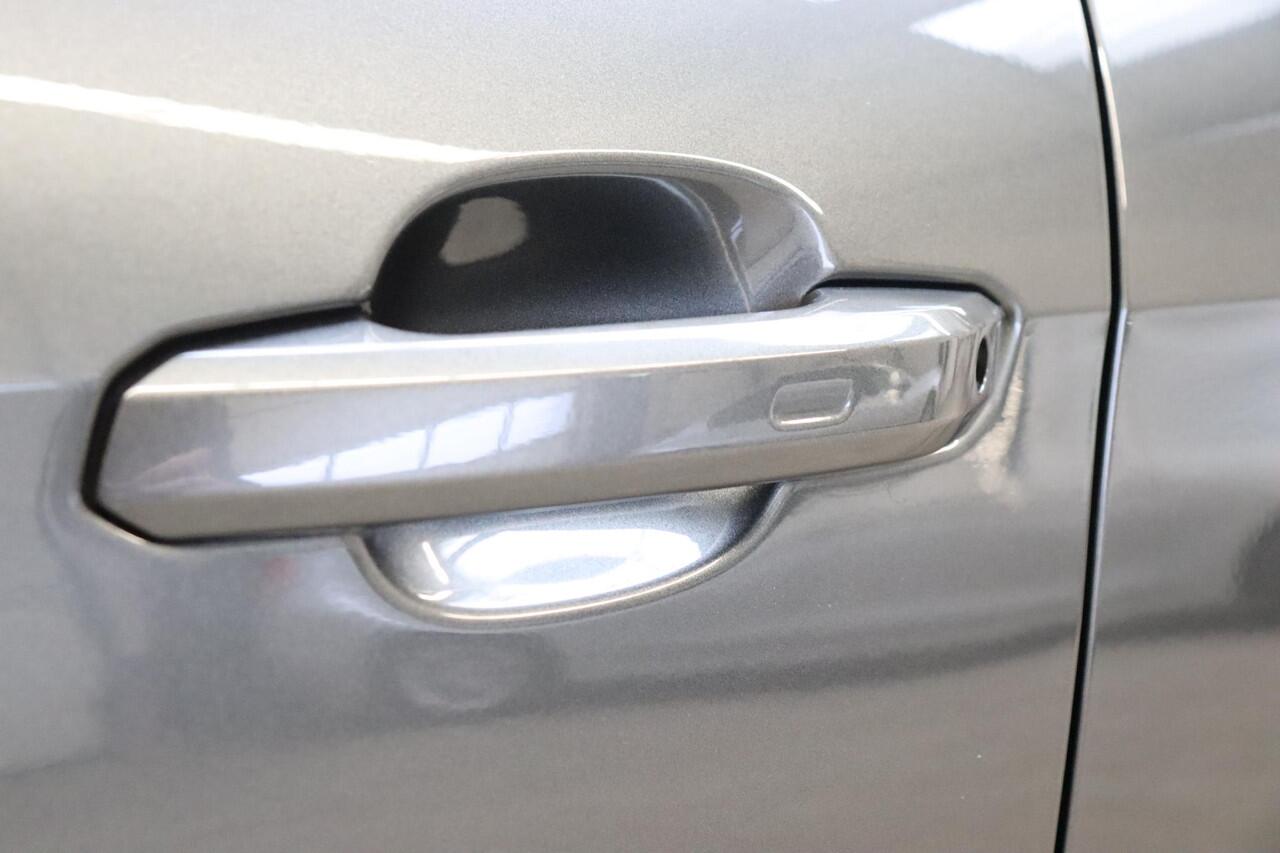 Audi A4 Avant 35 TFSI S Edition Competition Automaat / Panoramadak / Optic Black / Adaptieve Cruise Control / 18 Inch / LED / Stoelverwarming / Navigatiesysteem / Achteruitrijcamera / Extra Getint Glas / Climate Control