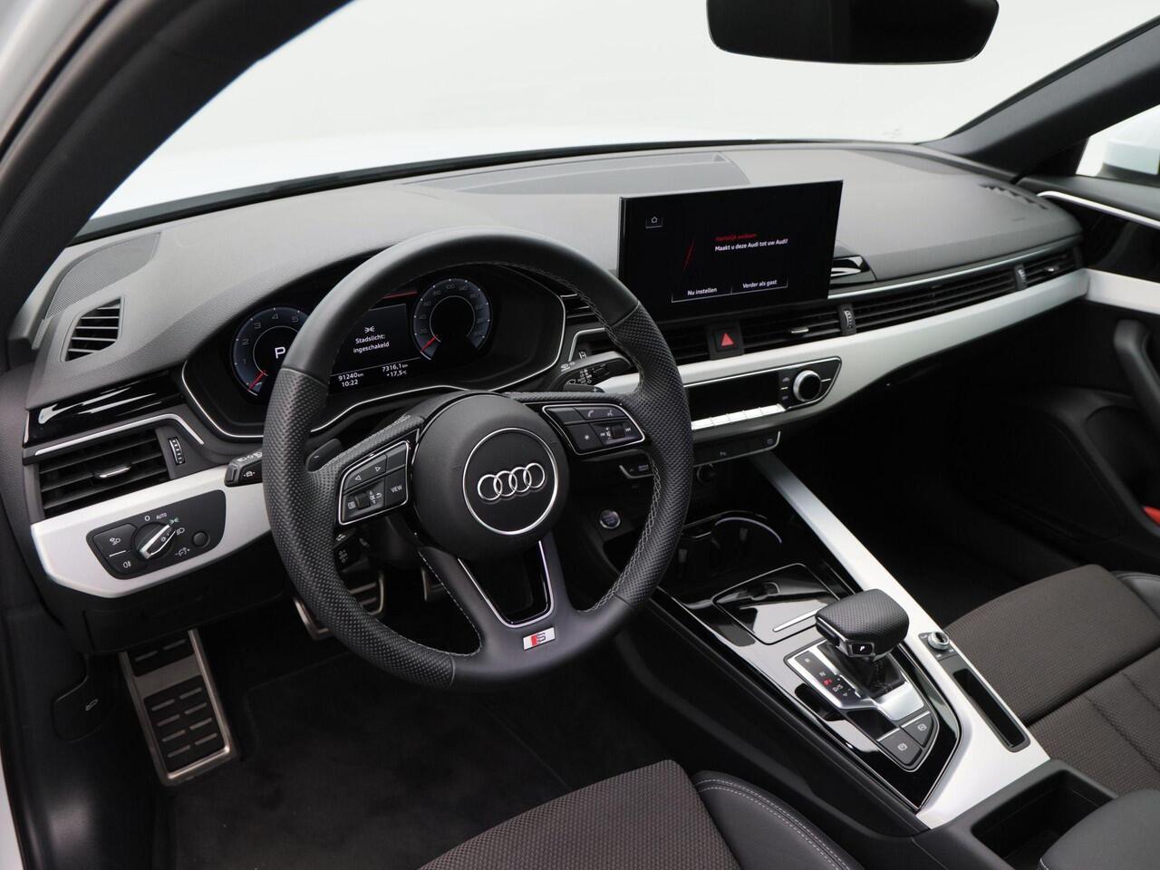 Audi A4 Limousine 35 TFSi S-Line Competition 150 Pk Automaat | Open Dak | Zwart Optiek | Virtual Cockpit | Sportstoelen | CarPlay | LED | Sensoren | 18 Inch | 91.236 Km!