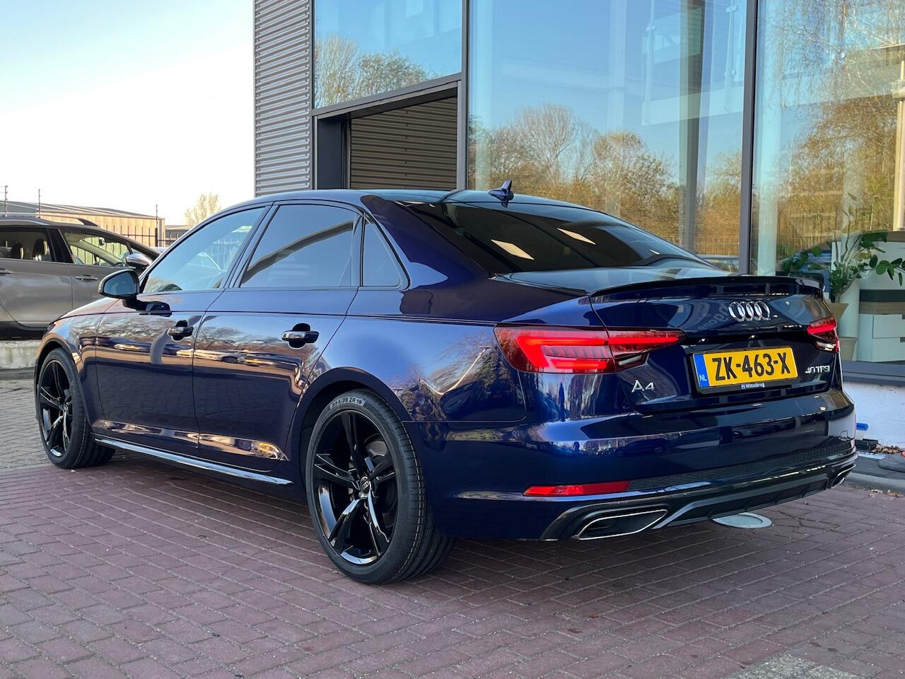 Audi A4 Limousine 40 TFSI Sport S line black edition / Parkeer sensoren / 19'' LMV / Getint glas / Navigatie / Lederen bekleding