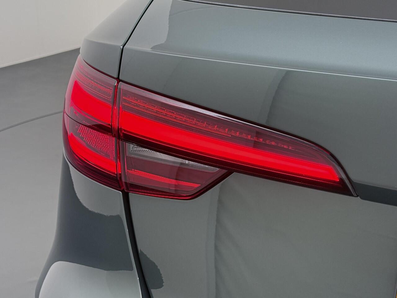 Audi A4 Avant 35 TFSI Sport S line black edition VAN: ¤29.900,- VOOR: ¤25.877,- UW EINDEJAARSVOORDEEL: ¤4.023| UNIEKE KLEUR | ELEK. TREKHAAK| ELEK. KLEP| S-LINE BINNEN- BUITEN | RIJKLAAR INCL. 12 MND BOVAG GARANTIE