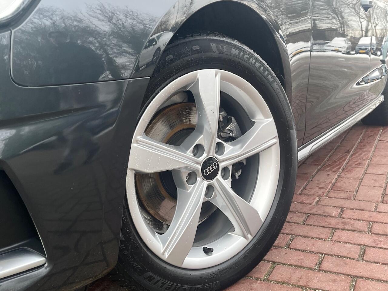 Audi A4 Avant 35 TFSI Advanced Edition / Zwenkbare trekhaak / Climatronic / Navigatie / 17'' LMV