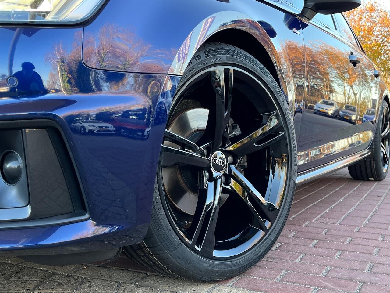 Audi A4 Limousine 40 TFSI Sport S line black edition / Parkeer sensoren / 19'' LMV / Getint glas / Navigatie / Lederen bekleding