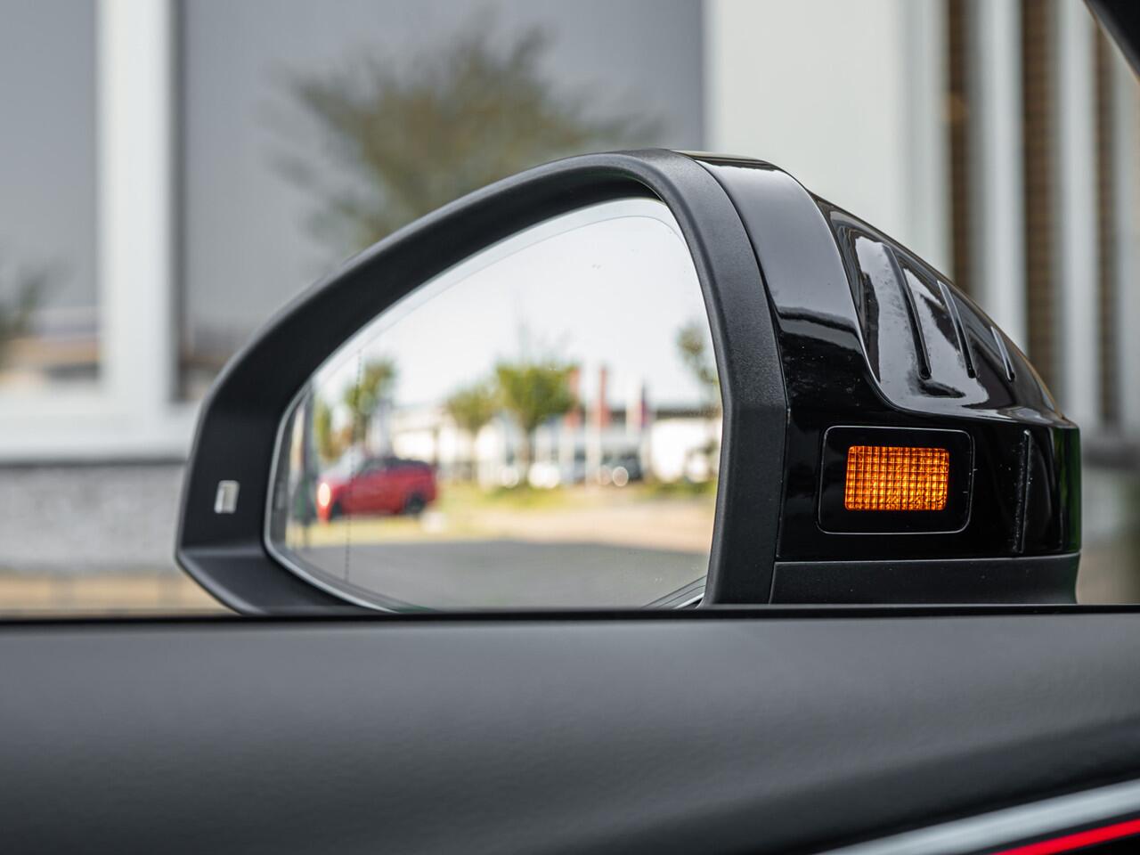 Audi A4 Avant 40 TFSI S edition Competition PANO RS SCHAALSTOEL BLACK OPTIC 19 INCH CAMERA TREKHAAK BOMVOL!!