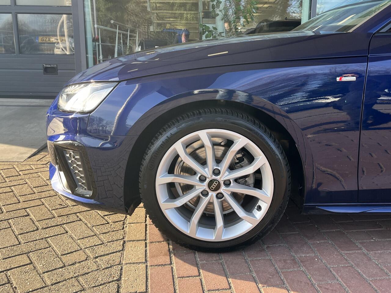 Audi A4 Avant 35 TFSI S edition Competition / Achteruitrijcamera / 18 Inch / virtual cockpit plus / Trekhaak / drive select