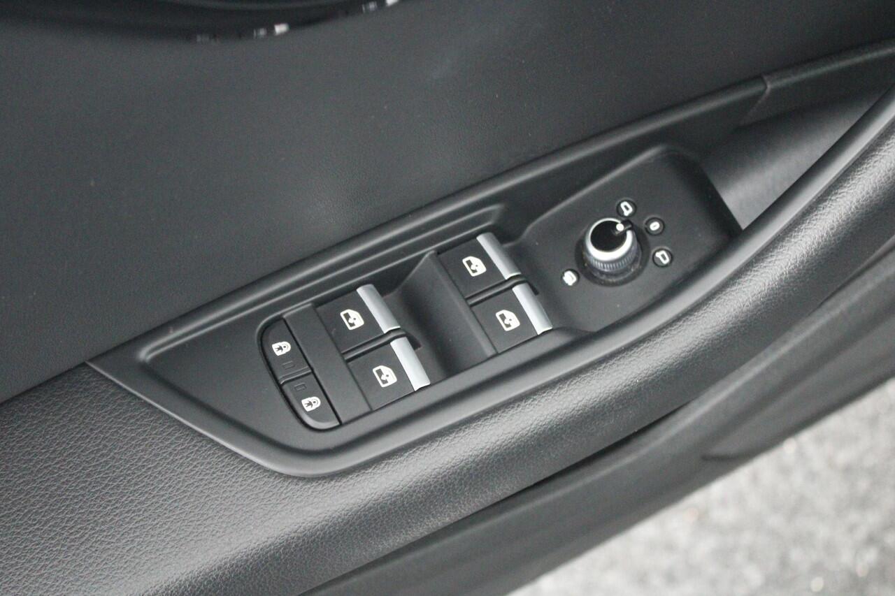 Audi A4 Avant 35 TFSI 150pk S-Tronic 2x S-Line Competition Stoelverwarming Virtual Cockpit Navigatie