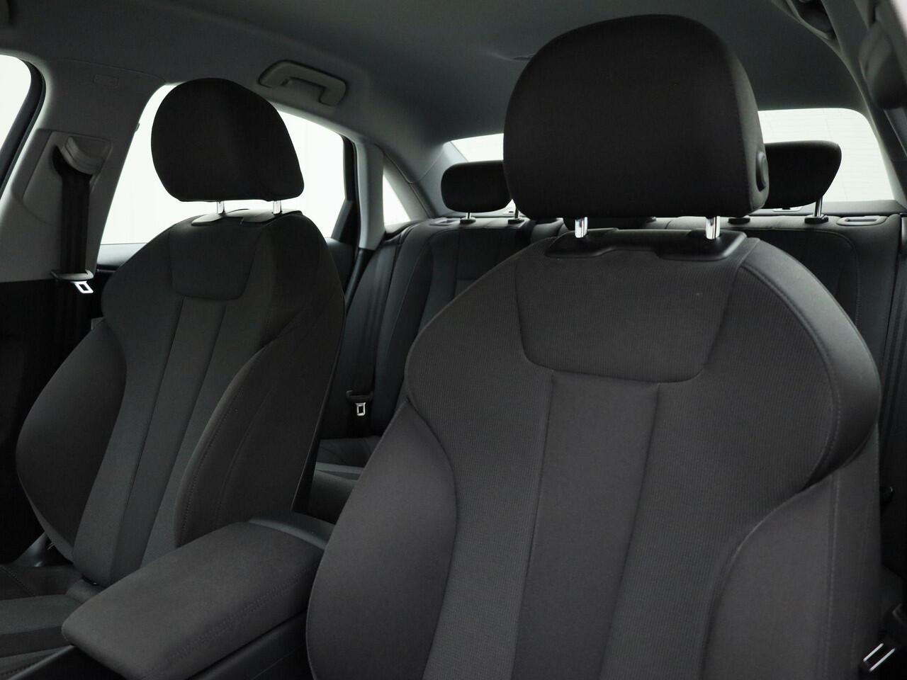 Audi A4 Limousine 35 TFSI/150PK Business Edition · Apple/Android Car Play · Navigatie · Parkeersensoren