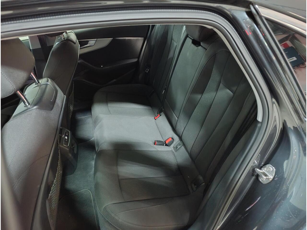 Audi A4 Limousine 35 TFSI Advanced Edition Climate controle | Navigatiesysteem | Parkeersensoren | Cruise controle | Keyless