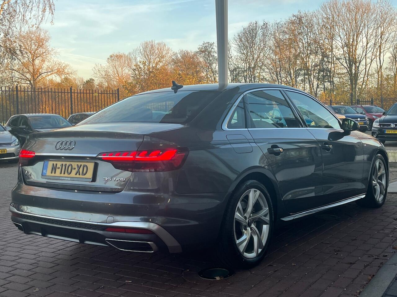 Audi A4 Limousine 35 TFSI 150pk S-Tronic S edition / Panoramadak / S-Line Exterieur & Interieur / Navigatie / LED Koplampen / Parkeersensoren / 18" LMV