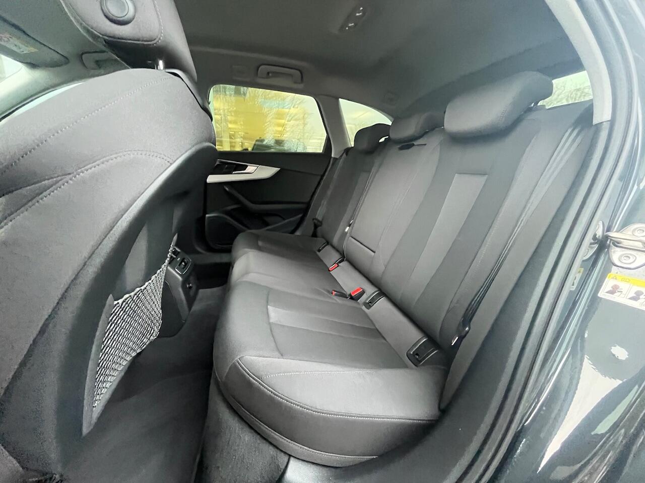 Audi A4 Avant 35 TFSI Advanced Edition / Zwenkbare trekhaak / Climatronic / Navigatie / 17'' LMV