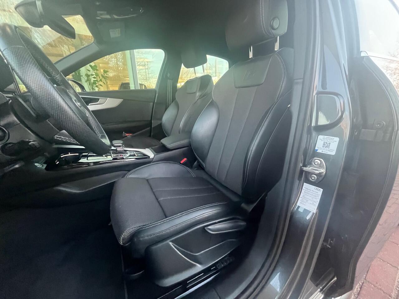 Audi A4 Limousine 35 TFSI 150pk S-Tronic S edition / Panoramadak / S-Line Exterieur & Interieur / Navigatie / LED Koplampen / Parkeersensoren / 18" LMV