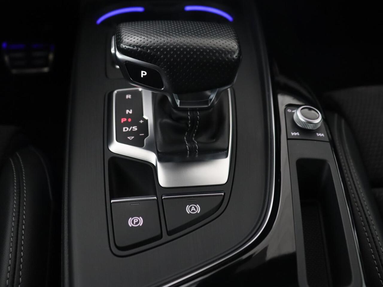 Audi A4 40 TFSI Sport S Line Black Edition | Stoelverwarming | Adaptive cruise | Keyless | Virtual Cockpit | Carplay | Half leder | Navigatie | Full LED | 19'' | Sportstoelen | Sfeerverlichting