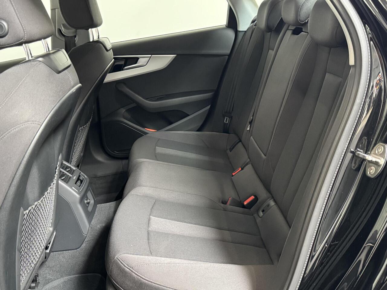 Audi A4 Limousine 35 TFSI Launch edition Business Automaat Navigatie Climate Control Trekhaak