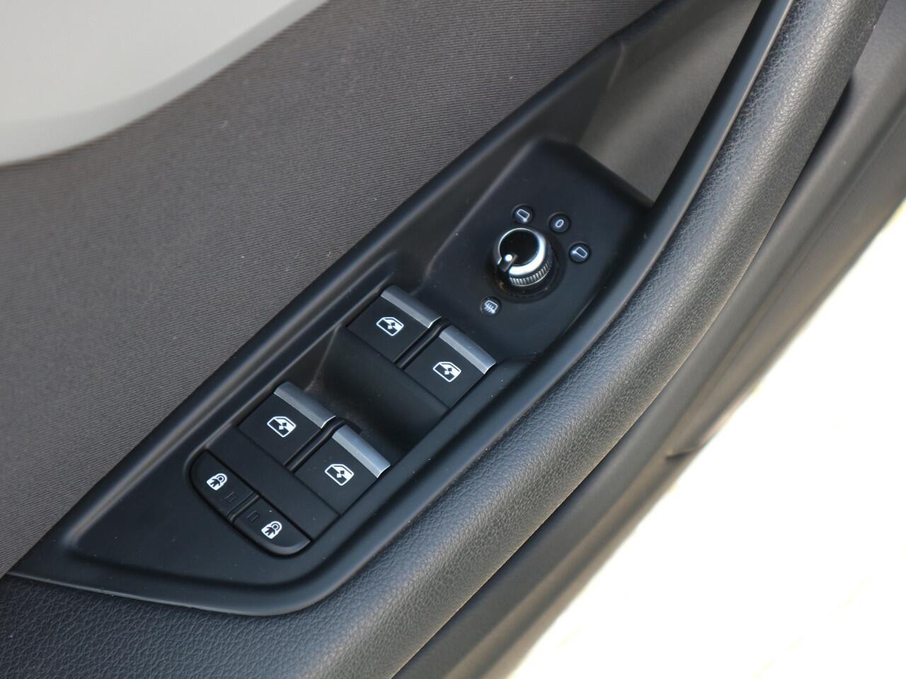 Audi A4 Avant 35 TFSI Launch edition Business TREKHAAK 1e EIG AUTOMAAT