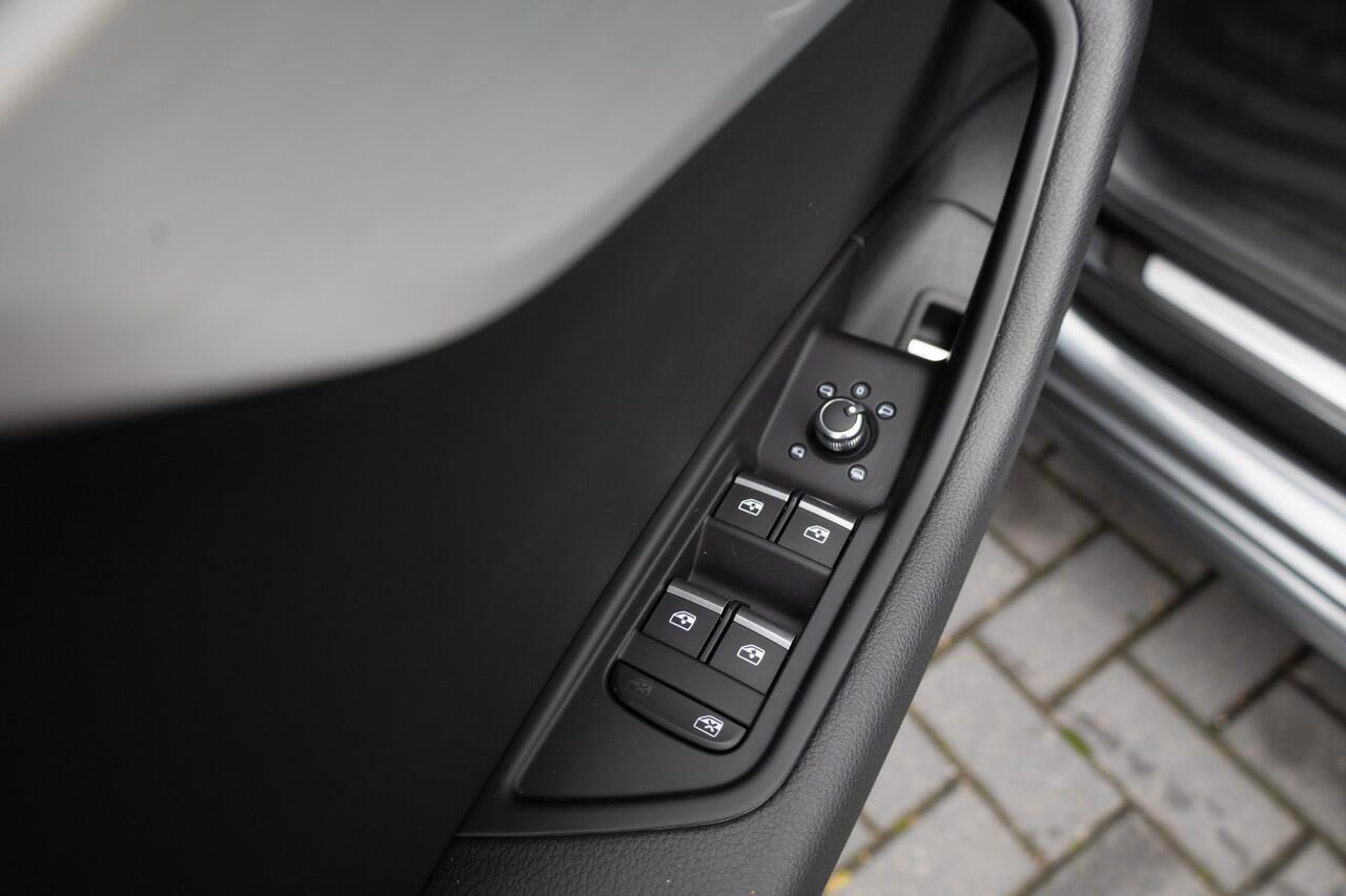 Audi A4 Avant 40 TFSI 204 pk S-Edition / Pano-Dak/ Adap.Cruise/ Sport-Stoelen/ Stoel.Verw/ Matrix-Led/ Virtual/ Black-Optiek/ Trekhaak/ 19'' LMV