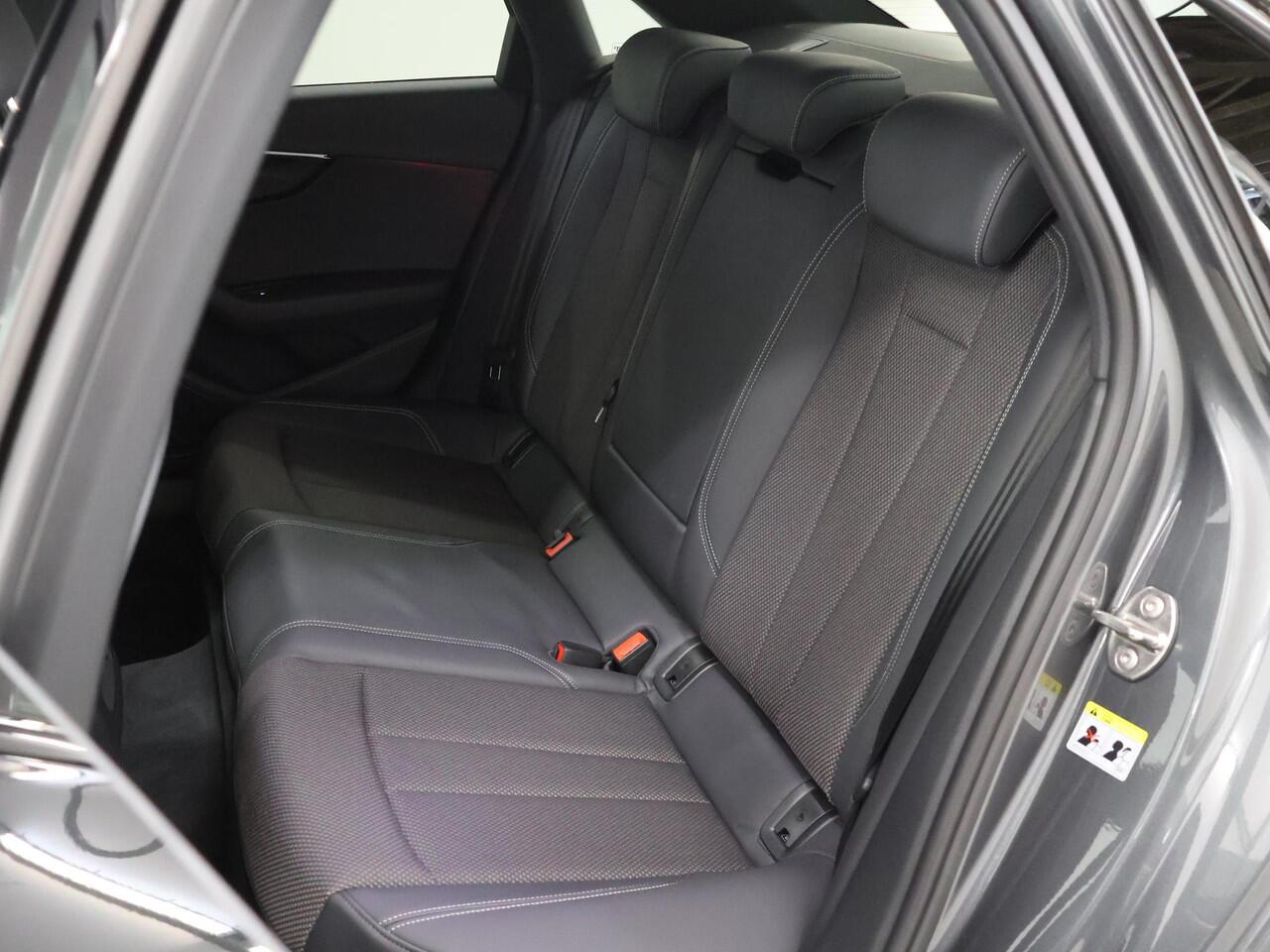 Audi A4 Limousine 35 TFSI S-Line Competition | Parkeercamera | Cruise Control Adaptief | Stoelverwarming | Navigatie | 18"| Dynamische LED verlichting |