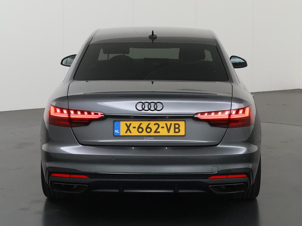 Audi A4 Limousine 35 TFSI S-Line Competition | Parkeercamera | Cruise Control Adaptief | Stoelverwarming | Navigatie | 18"| Dynamische LED verlichting |