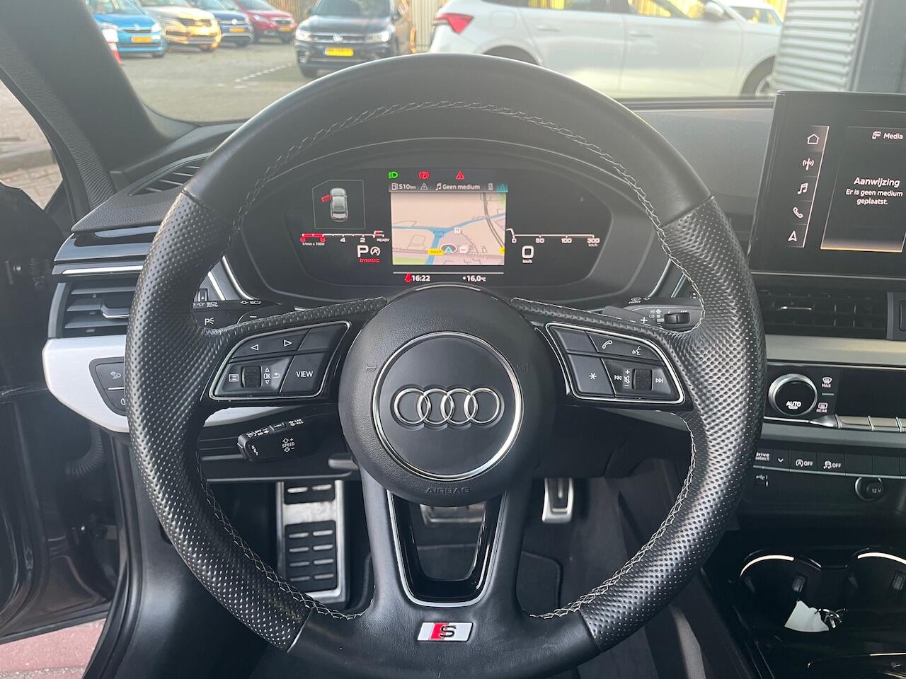 Audi A4 Limousine 35 TFSI 150pk S-Tronic S edition / S-Line Exterieur & Interieur / Navigatie / LED Koplampen / Parkeersensoren / 18" LMV