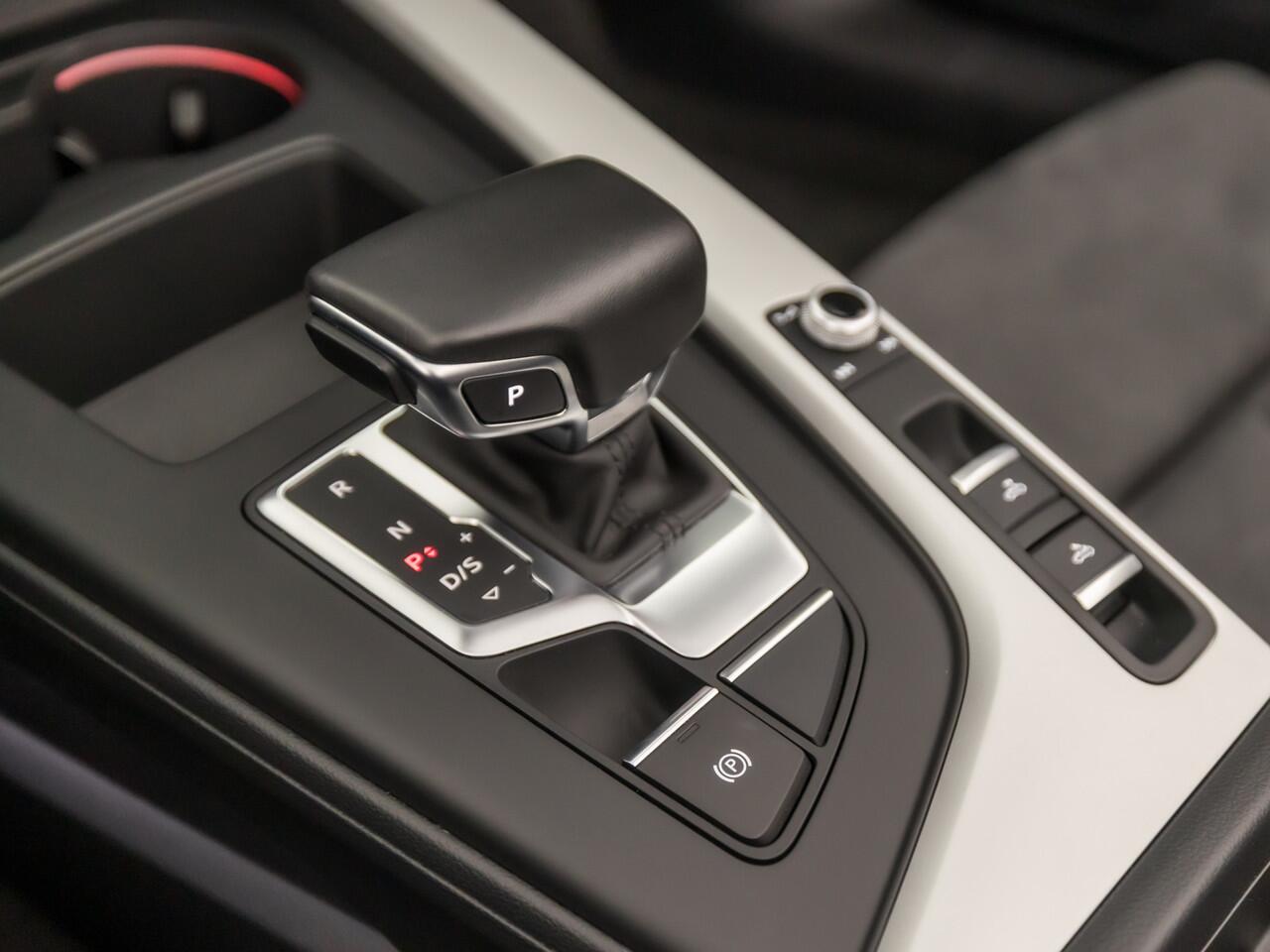 Audi A5 Cabriolet 40 TFSI S-Line Sport 204Pk Automaat (VIRTUAL COCKPIT, APPLE CARPLAY, GROOT NAVI, LEDER/ALCANTARA, MEMORY SEATS, ADAPTIVE CRUISE, STOELVERWARMING, SFEERVERLICHTING, KEYLESS, DAB+, NIEUWSTAAT)