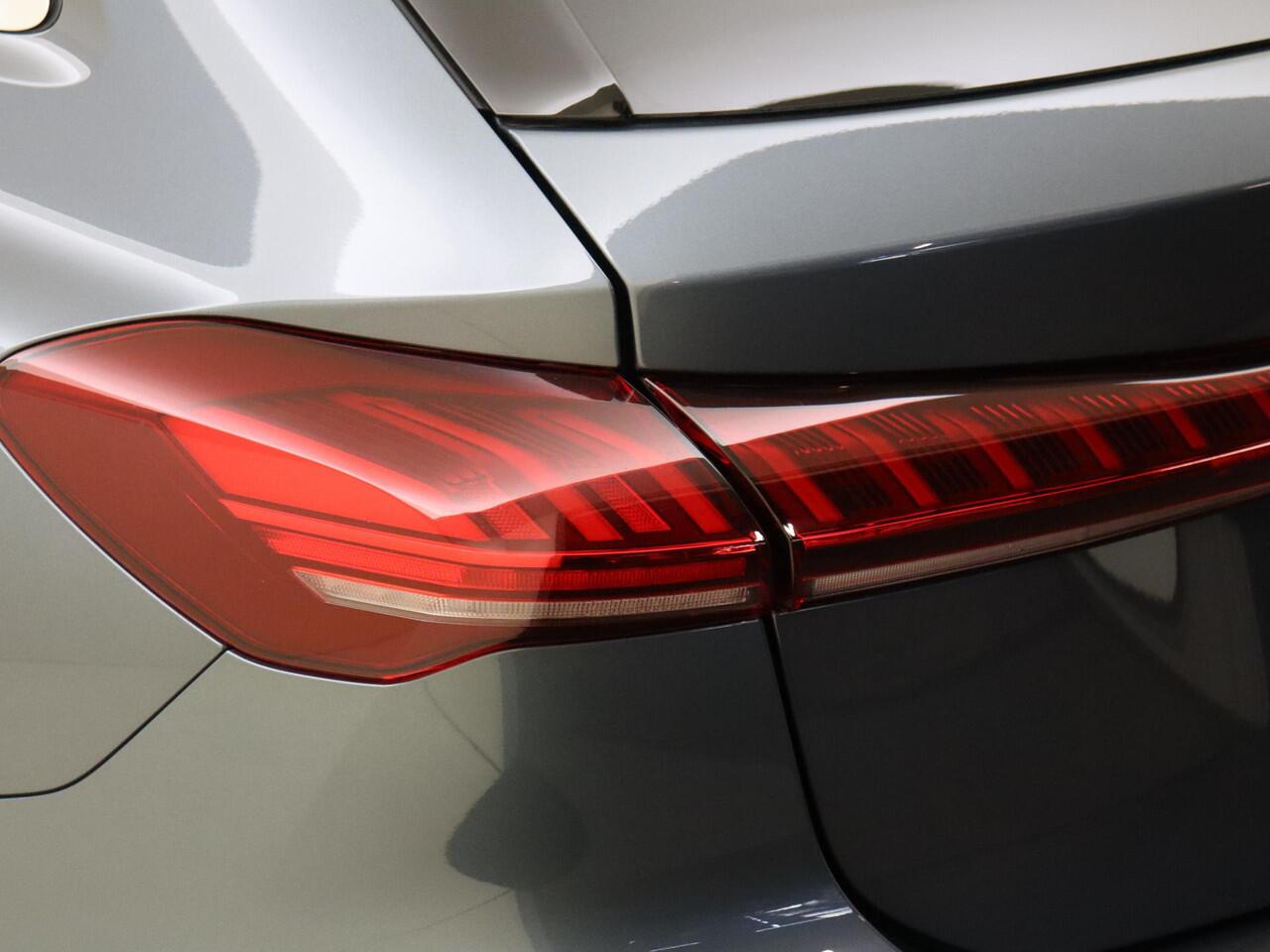 Audi A5 Avant 2.0 e-hybrid quattro S edition | Panoramadak | Trekhaak | 360 camera | Display passagierszijde | Dodehoek detectie | Tech Plus pakket | LED matrix verlichting |