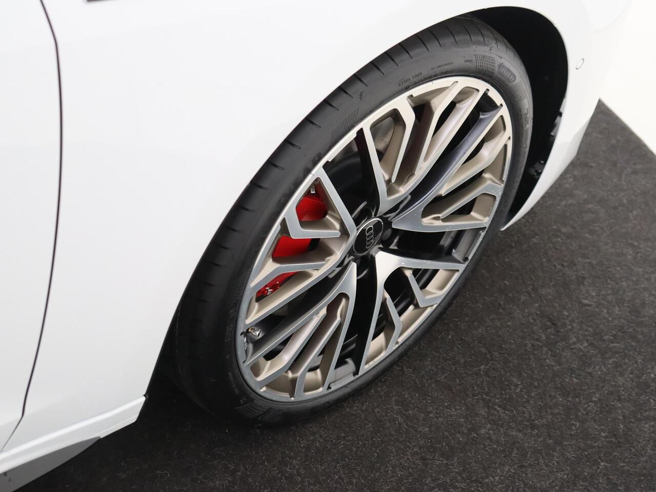 Audi A5 Limousine 2.0 e-hybrid quattro S edition | S-line | 20 inch LM velgen | Optiekpakket zwart | Ambiente lichtpakket Plus | Navigatie |