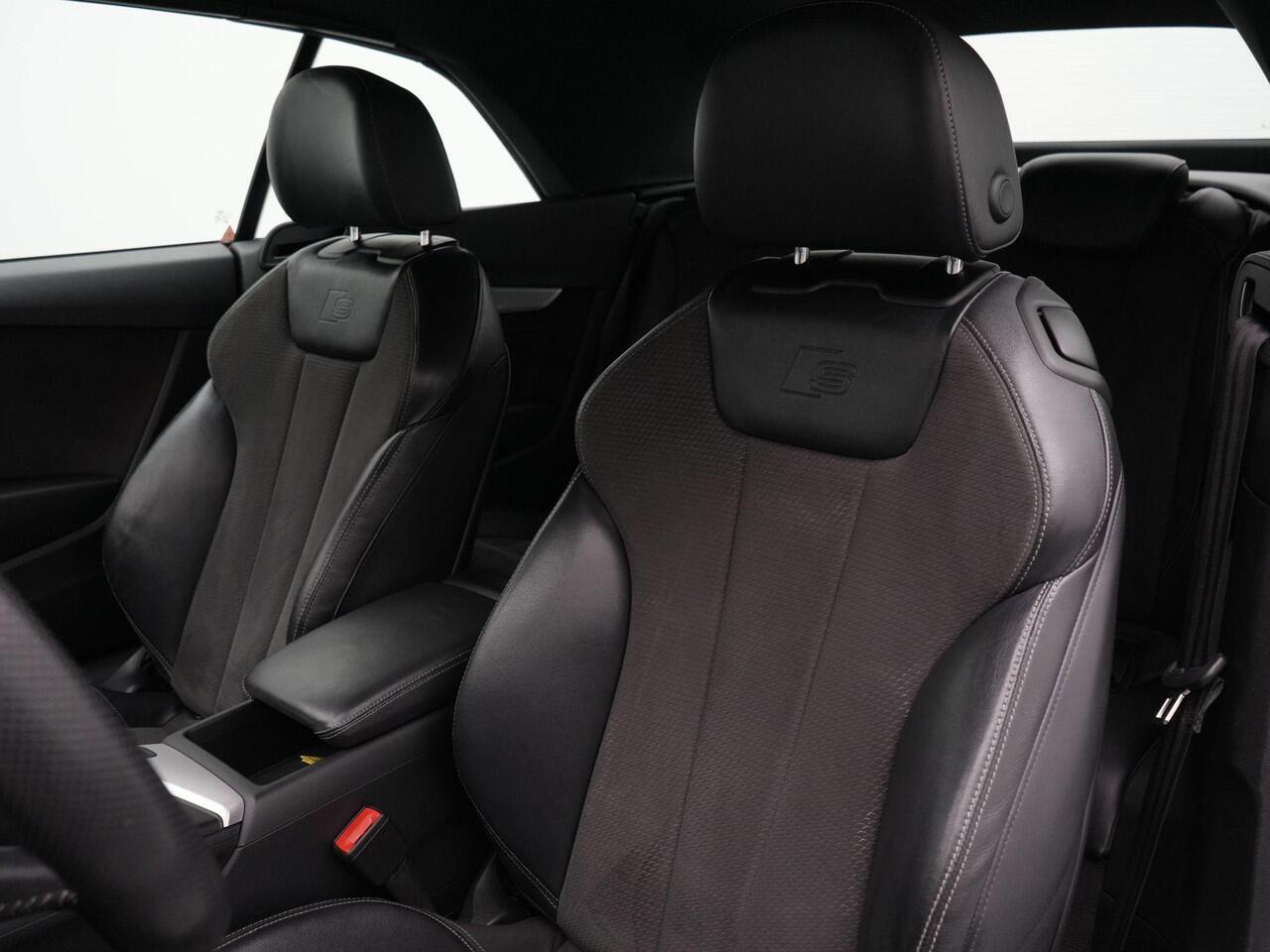 Audi A5 Cabriolet 40 TFSI Sport 190 pk S-tronic S-Line Edition | Matrix LED | Leder/alcantara | Achteruitrijcamera | Stoelverwarming | Navigatie