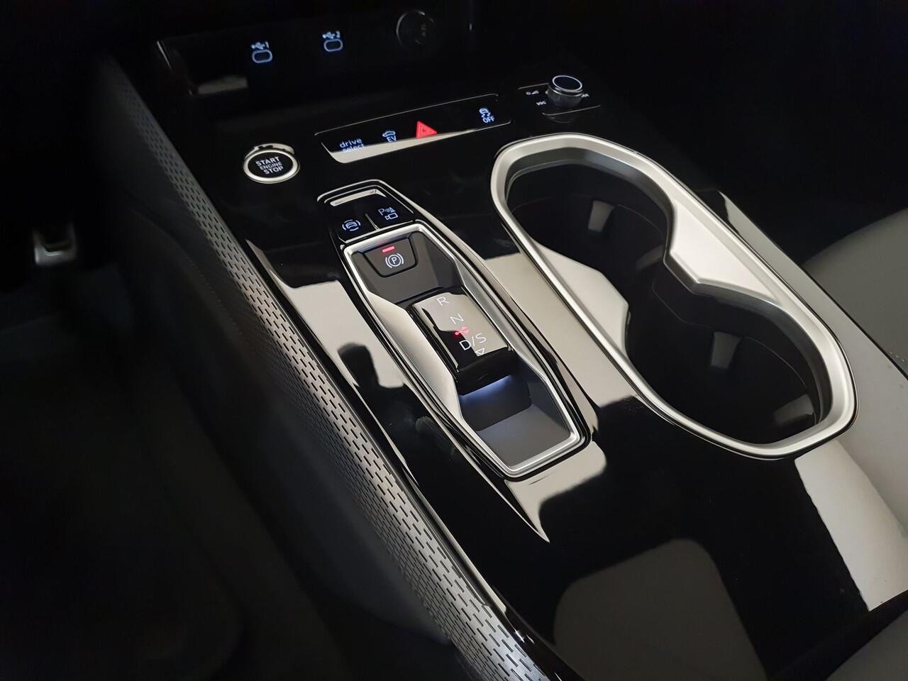 Audi A6 Avant 2.0 e-hybrid quattro S edition Competition Luchtvering, Panoramadak, Trekhaak, B&O, Achterasbesturing