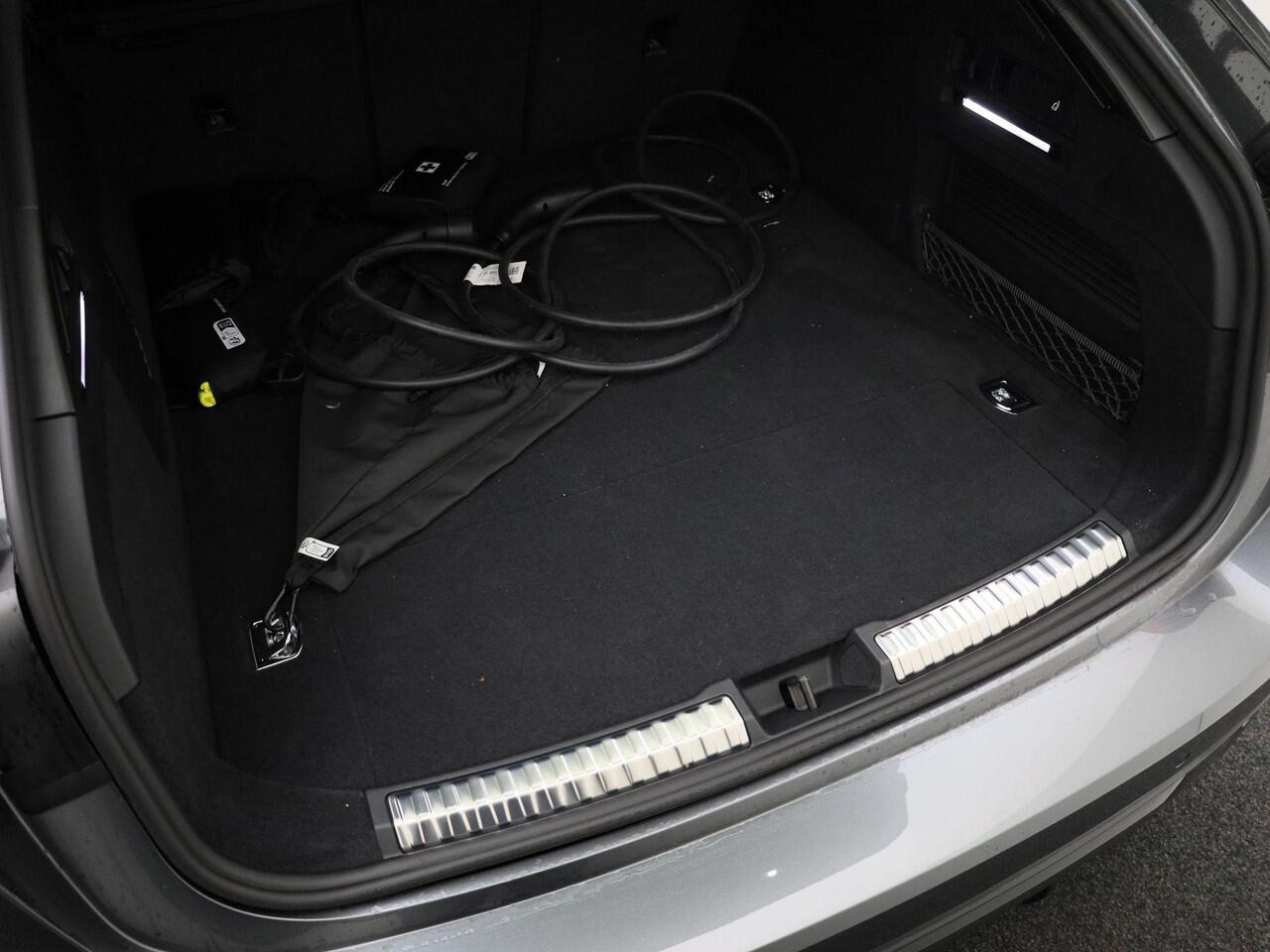 Audi A6 Avant 2.0 e-hybrid quattro S edition 299 PK · Tech plus · Warmtewerend glas, donker getint · Exterieurpakket zwart