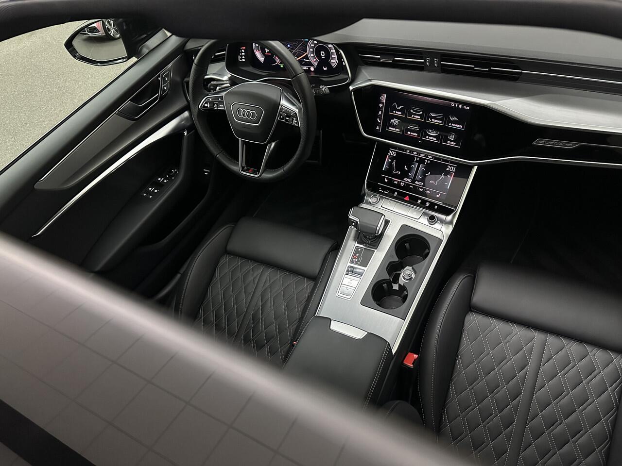 Audi A6 Avant 55 TFSI V6 340PK S-Line | Luchtvering | ACC | B&O | Panorama | 360 Camera | Matrix-LED | Trekhaak | RS-Leder | Standkachel | 4-Zone Clima | 21'' | Stoelverwarming V+A | Carplay | Lane & Side Assist | Virtual-Cockpit | Draadloos Laden.