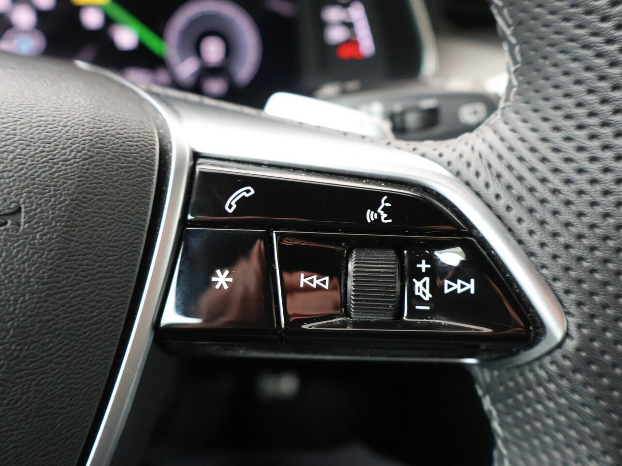 Audi A6 Avant 55 TFSI e quattro S edition Competition | 367 PK | Panoramadak | Trekhaak wegklapbaar | Head-up display |