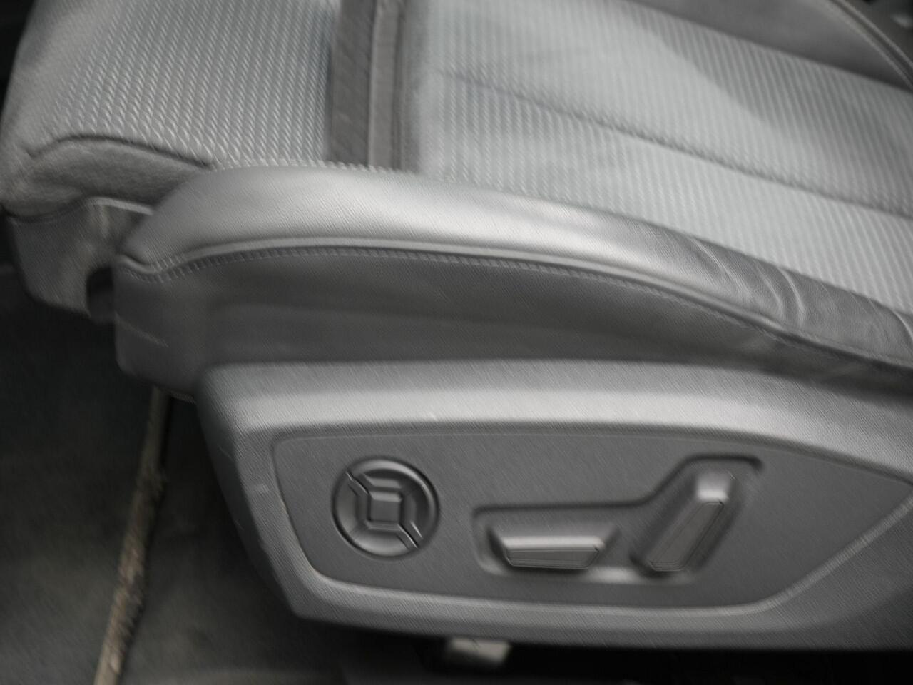 Audi A6 Avant 55 TFSI e 367 pk Competition / S-Line | Panoramadak | Matrix LED | Achteruitrijcamera | Adaptive cruise | Sportonderstel | Remklauwen rood | 21 inch