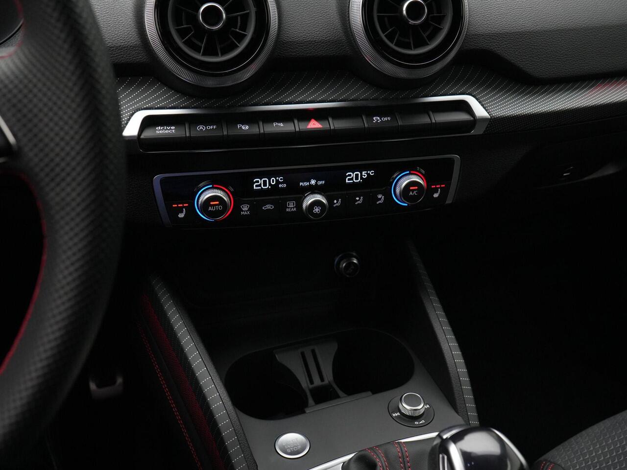 Audi Q2 35 TFSI 150 pk S-tronic S-Line | Trekhaak | Standkachel | Matrix LED | Leder/alcantara | Achteruitrijcamera | Navigatie | Stoelverwarming