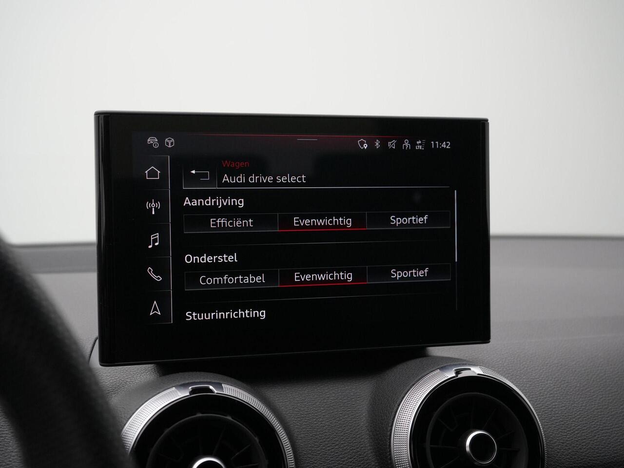 Audi Q2 35 TFSI 150 pk S-tronic S-Line | Panoramadak | Trekhaak | Demperregeling | Matrix LED | Stoelverwarming