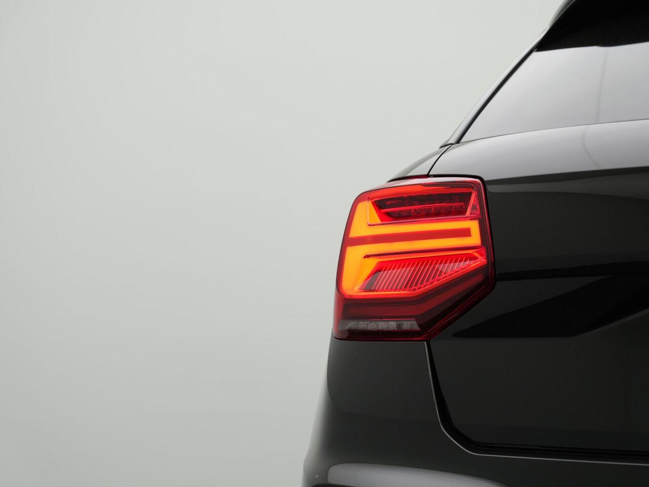 Audi Q2 35 TFSI 150 pk S-tronic S-Line | Panoramadak | Matrix LED | Achteruitrijcamera | Stoelverwarming | Navigatie