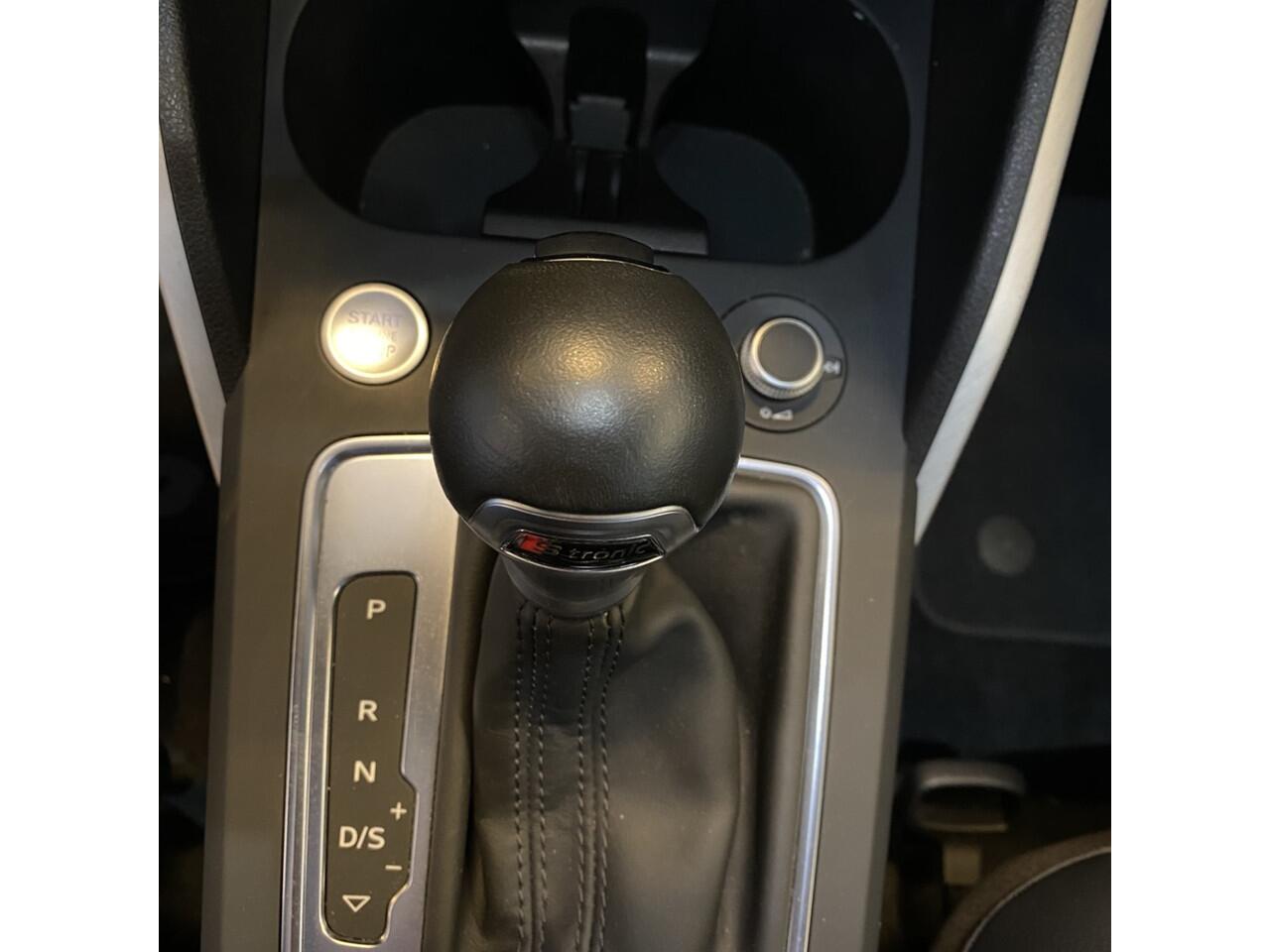 Audi Q2 40 TFSI quattro AUTOMAAT/Navigatie/Virtual cockpit/Climate control/Adaptive cruise control/Achteruitrijcamera/Parkeersensoren rondom/Stoelverwarming/Elektrische achterklep/\Keyless/DAB/Lederen bekleding/17'' Lichtmetalen velgen.