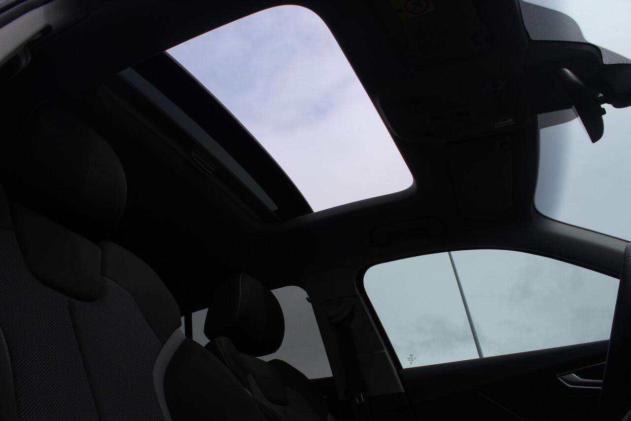 Audi Q2 35 TFSI S-line Automaat/Panoramadak/Navigatie/Virtual cockpit/Achteruitrijcamera/Parkeersensoren rondom/Apple carplay/Stoelverwarming/Climate control/Elektrische achterklep/Cruise control/Draadloze telefoonlader/DAB/18'' Lichtmetalen velgen.