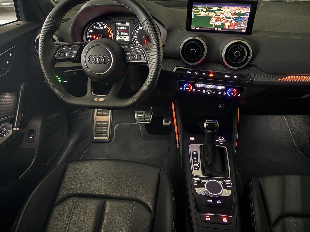 Audi Q2 35 TFSI S-line Black Matrix sfeer Pano