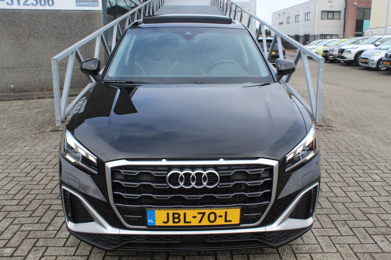 Audi Q2 35 TFSI S-line Automaat/Panoramadak/Navigatie/Virtual cockpit/Achteruitrijcamera/Parkeersensoren rondom/Apple carplay/Stoelverwarming/Climate control/Elektrische achterklep/Cruise control/Draadloze telefoonlader/DAB/18'' Lichtmetalen velgen.