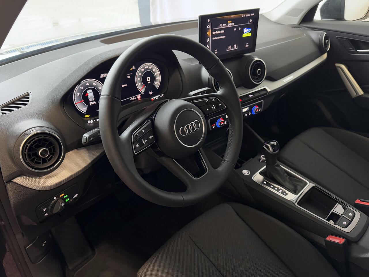 Audi Q2 35 TFSI 1.5 ?NIEUW MODEL? S EDITION 150PK VIR.COCKPIT ELEK.KLEP TOUCHSCREEN CARPLAY NAVI CAMERA MATRIX LED STOELVERW. PDC KEYLESS 11/2024 "Audi rijden begint bij Topautos.nl - 20 Audi topmodellen direct op voorraad!"