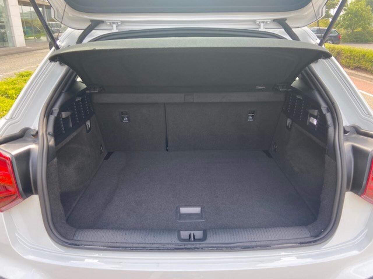 Audi Q2 30 TFSI 110pk S Edition / S-Line Exterieur & Interieur / LED / Virtual Cockpit / Navigatie / Parkeersensoren Achter / 17" LMV