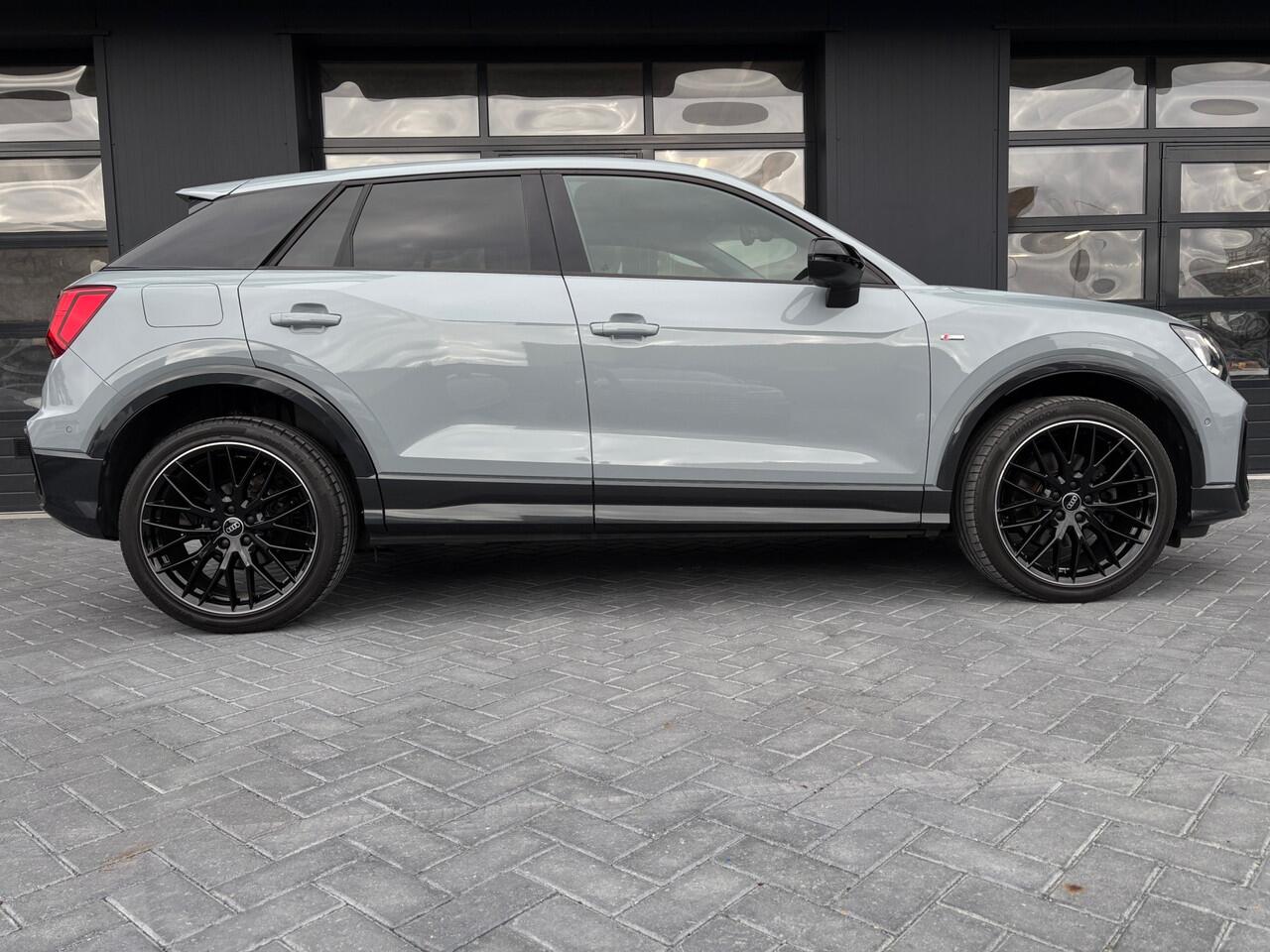 Audi Q2 35 TFSI S-line Black Matrix sfeer Pano