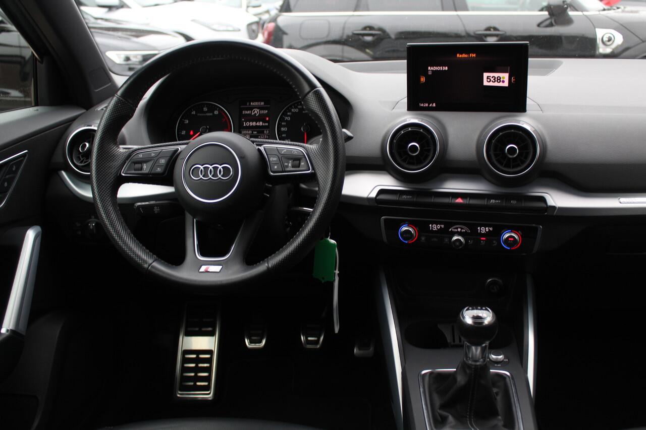 Audi Q2 30 TFSI Sport 3x S-line / Trekhaak / Navigatie / Parkeerhulp achter / 17'' / Getint glas / Cruise Control