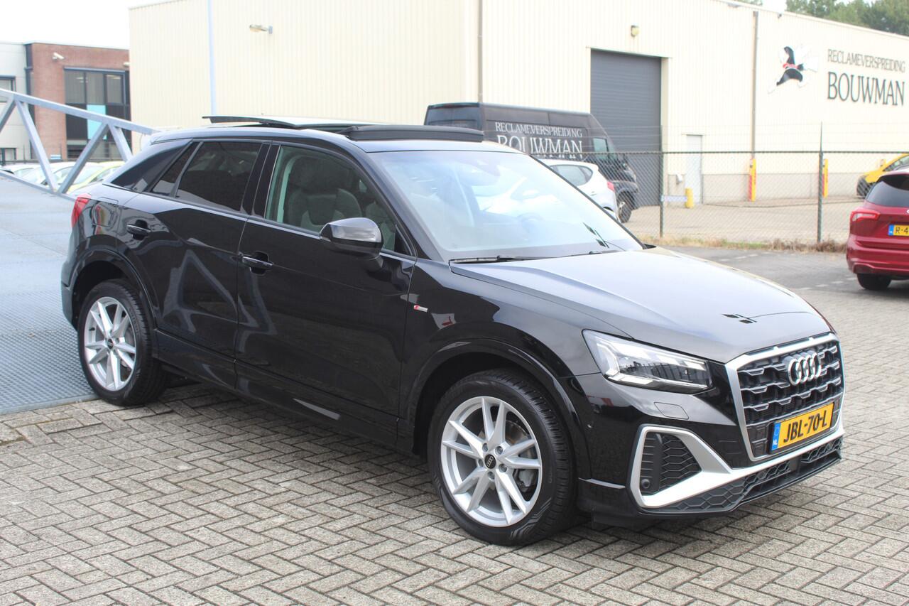 Audi Q2 35 TFSI S-line Automaat/Panoramadak/Navigatie/Virtual cockpit/Achteruitrijcamera/Parkeersensoren rondom/Apple carplay/Stoelverwarming/Climate control/Elektrische achterklep/Cruise control/Draadloze telefoonlader/DAB/18'' Lichtmetalen velgen.