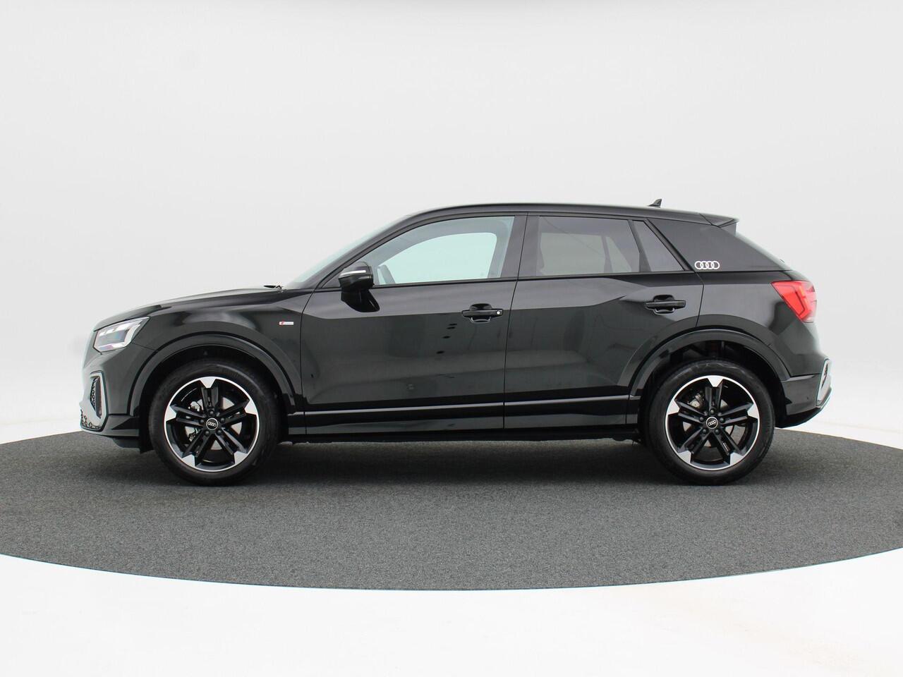 Audi Q2 35 TFSi 150 Pk Automaat S-Line | Sonos Audio | Volledig Leder met Rode Stiksels | Digitaal Dashboard | CarPlay | Zwarte Hemel | Stoelverwarming | Trekhaak | 18 Inch | 5.506 Km!!