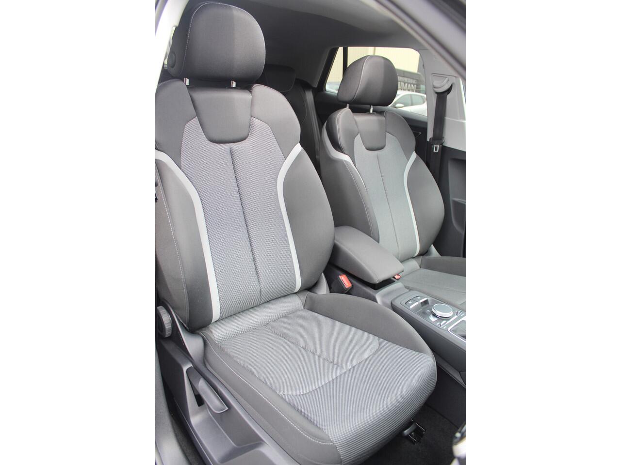 Audi Q2 35 TFSI S-line Automaat/Panoramadak/Navigatie/Virtual cockpit/Achteruitrijcamera/Parkeersensoren rondom/Apple carplay/Stoelverwarming/Climate control/Elektrische achterklep/Cruise control/Draadloze telefoonlader/DAB/18'' Lichtmetalen velgen.