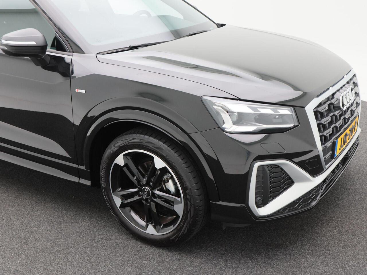 Audi Q2 35 TFSi 150 Pk Automaat S-Line | Sonos Audio | Volledig Leder met Rode Stiksels | Digitaal Dashboard | CarPlay | Zwarte Hemel | Stoelverwarming | Trekhaak | 18 Inch | 5.506 Km!!
