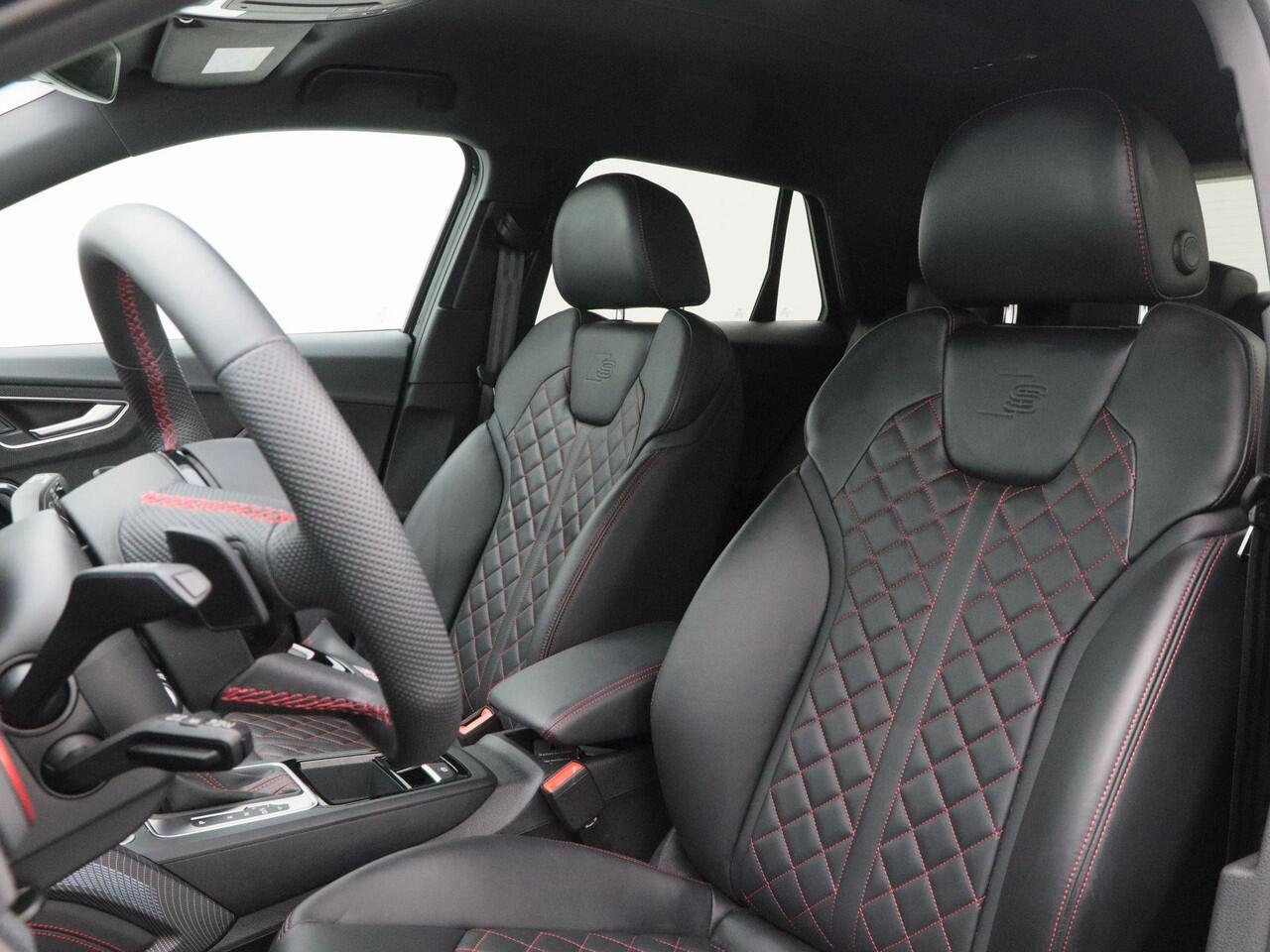 Audi Q2 35 TFSi 150 Pk Automaat S-Line | Sonos Audio | Volledig Leder met Rode Stiksels | Digitaal Dashboard | CarPlay | Zwarte Hemel | Stoelverwarming | Trekhaak | 18 Inch | 5.506 Km!!