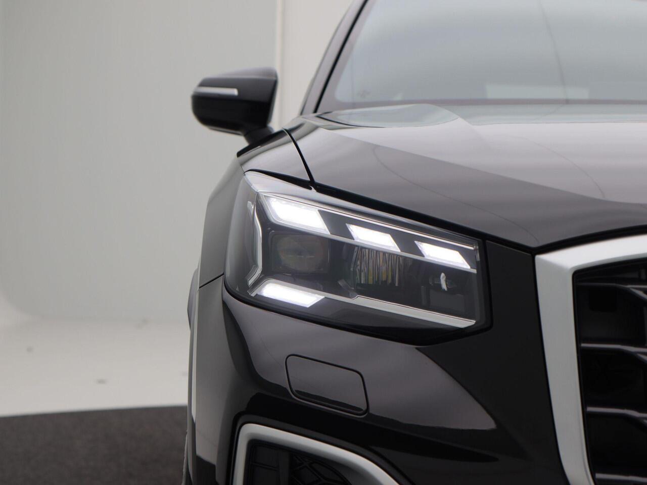 Audi Q2 35 TFSi 150 Pk Automaat S-Line | Sonos Audio | Volledig Leder met Rode Stiksels | Digitaal Dashboard | CarPlay | Zwarte Hemel | Stoelverwarming | Trekhaak | 18 Inch | 5.506 Km!!
