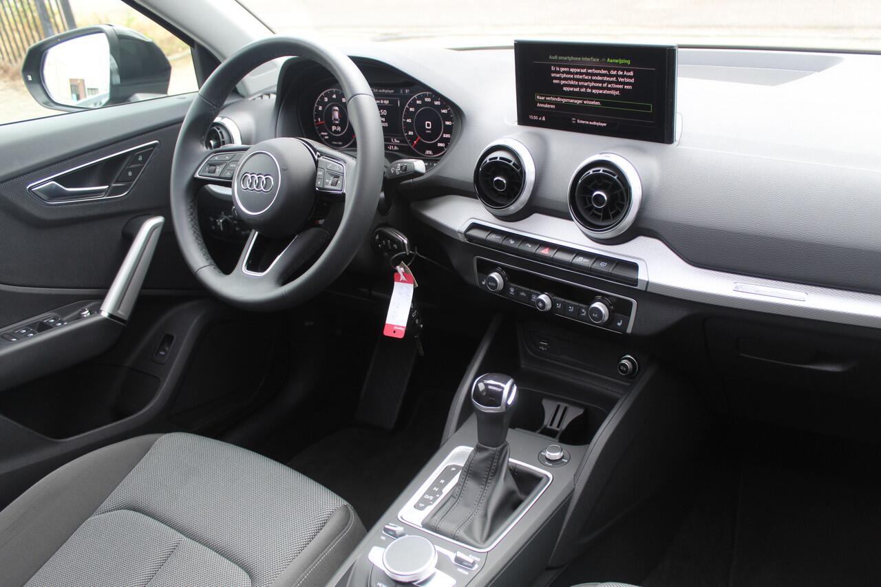 Audi Q2 35 TFSI S-line Automaat/Panoramadak/Navigatie/Virtual cockpit/Achteruitrijcamera/Parkeersensoren rondom/Apple carplay/Stoelverwarming/Climate control/Elektrische achterklep/Cruise control/Draadloze telefoonlader/DAB/18'' Lichtmetalen velgen.
