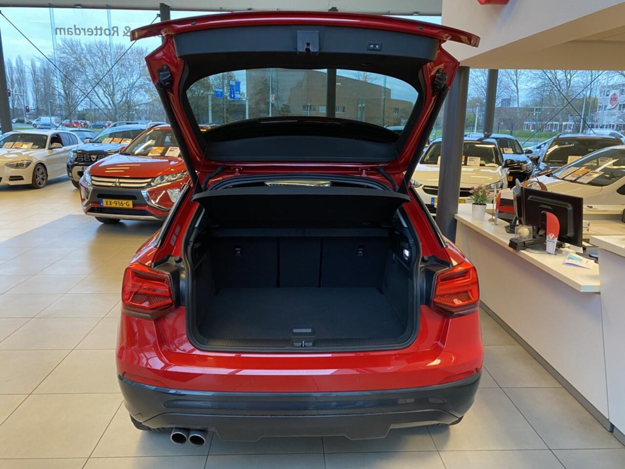 Audi Q2 40 TFSI quattro AUTOMAAT/Navigatie/Virtual cockpit/Climate control/Adaptive cruise control/Achteruitrijcamera/Parkeersensoren rondom/Stoelverwarming/Elektrische achterklep/\Keyless/DAB/Lederen bekleding/17'' Lichtmetalen velgen.